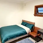 Spacious Private Room Minutes Away From Eastwood