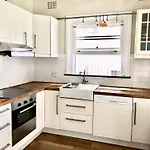 Spacious Private Room Minutes Away From Eastwood